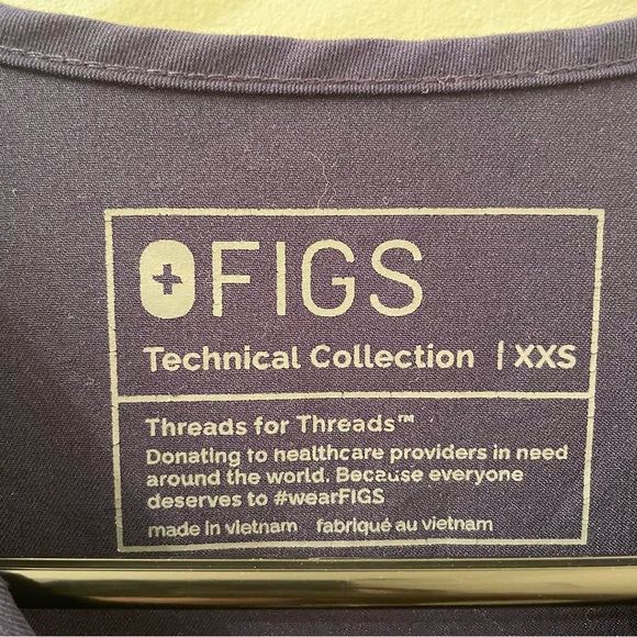 FIGS Casma Three-Pocket Scrub Navy Top - Picture 7 of 8